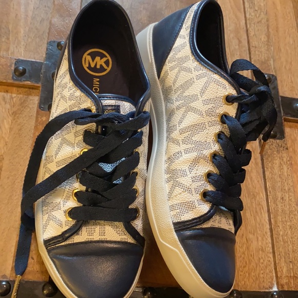 MK Sneaker - Picture 6 of 6